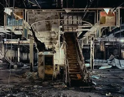 Обрушенные перекрытия и лестница внизу