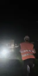 Рабочий в свете прожектора