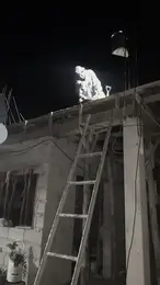 Рабочий на крыше ночью
