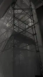 Строительные леса под сеткой